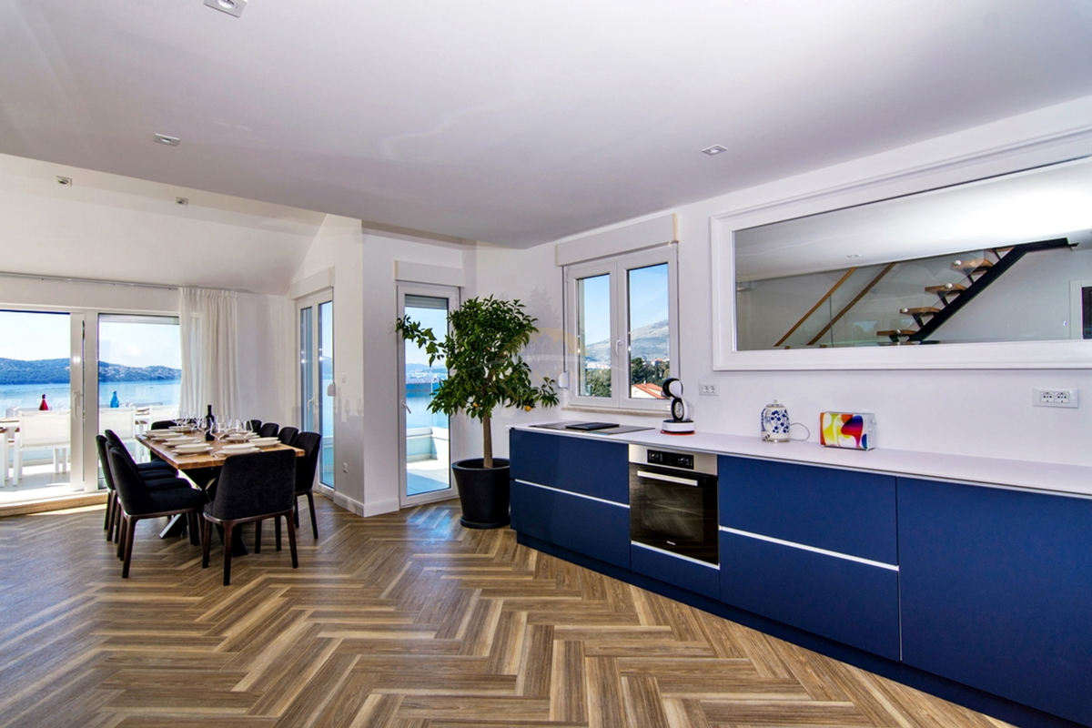 Čudovit penthouse oddaljen le 50 m od morja na otoku Čiovu - 240 m2